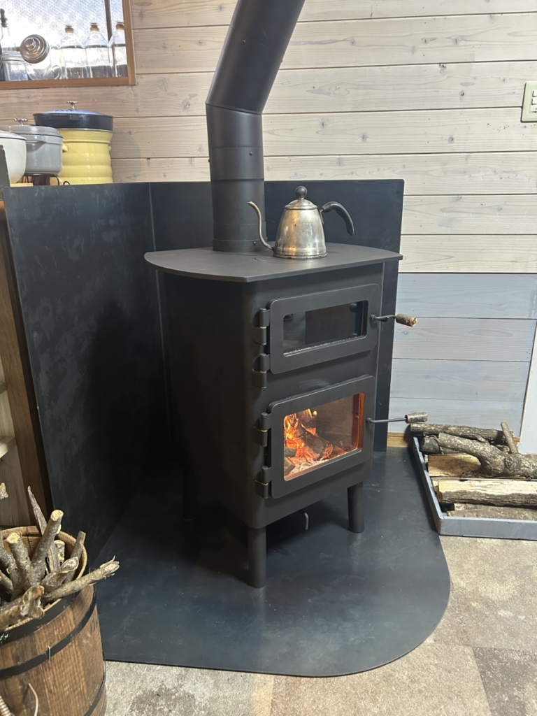 安曇野市穂高地区　T様邸にオーブン付き薪ストーブ　サンシャインを納品しました。