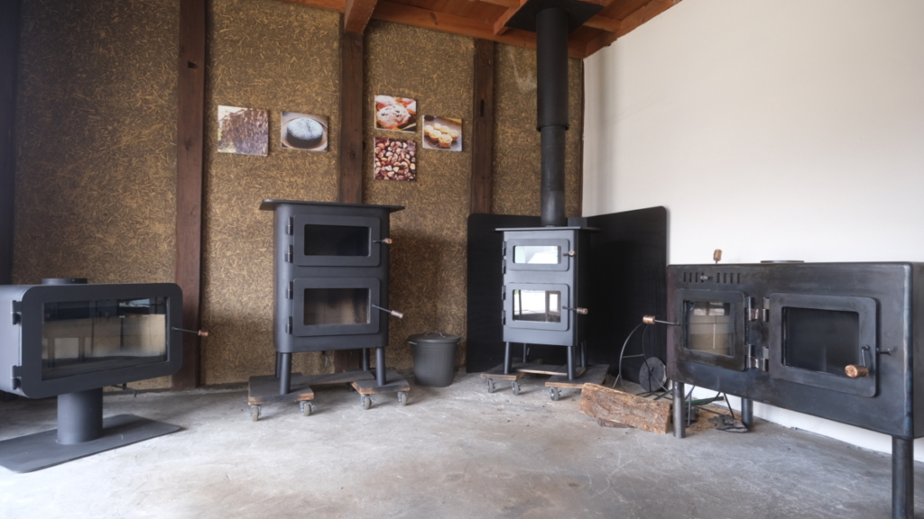 4月になり材料の価格が値上がりした為ストーブと煙突の値段を改正致しました。